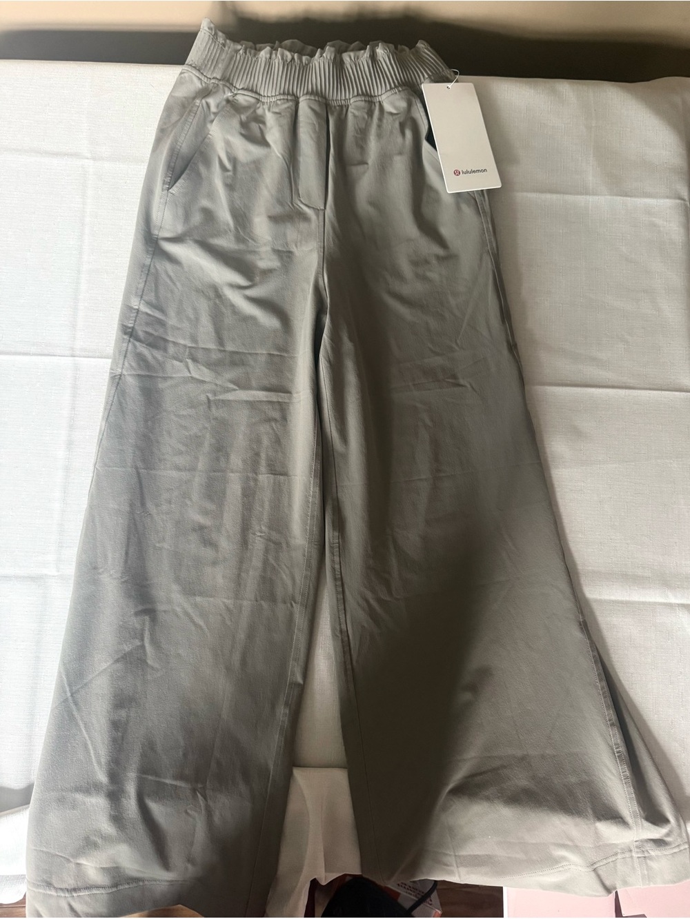 Lululemon Woven Ruffle Waist Wide Leg Cropped Pants- NWT - Picture 2 of 6